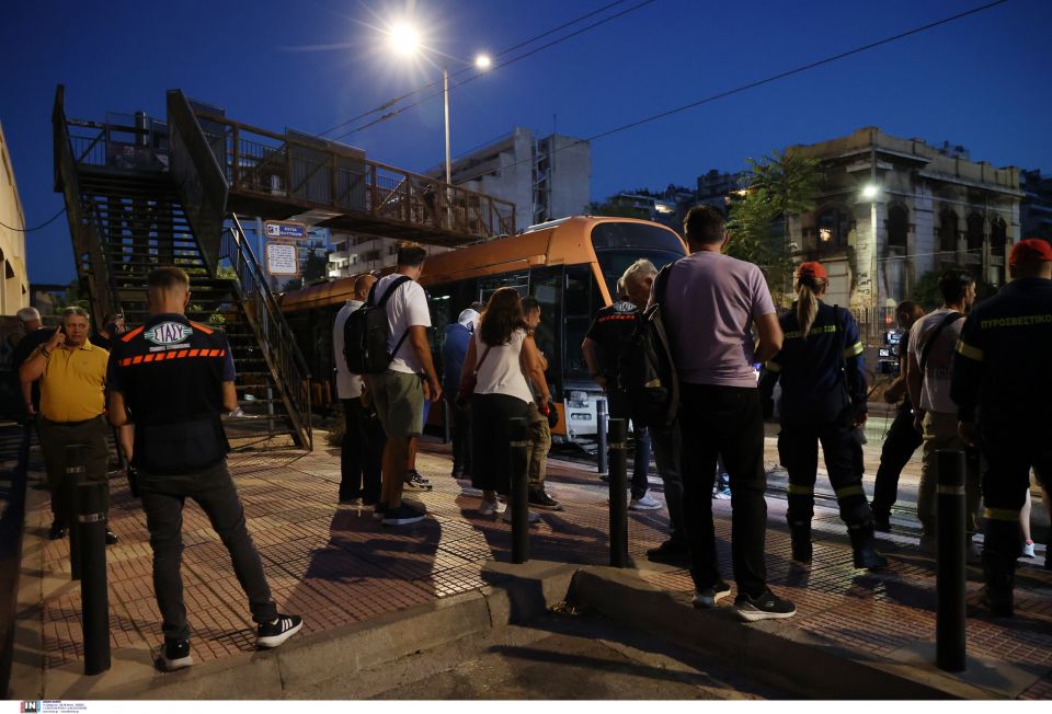 tram leoforeio sugrousi peiraias troxaio