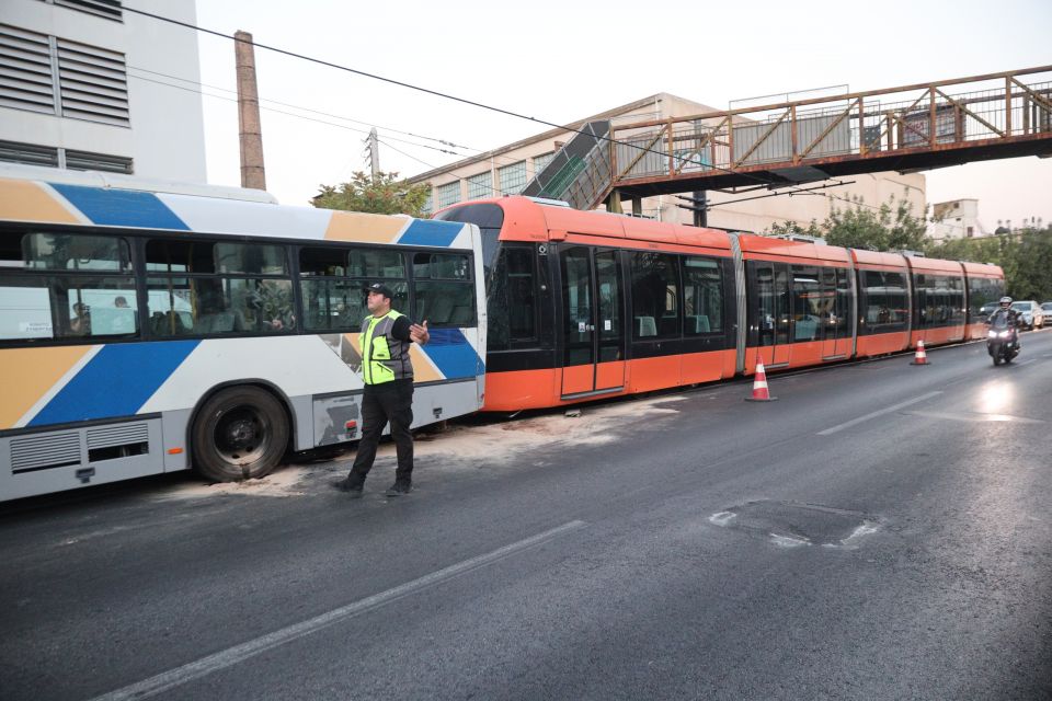 tram leoforeio peiraias