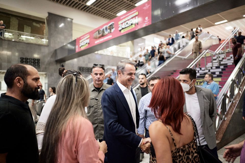 Επίσκεψη του Κυριάκου Μητσοτάκη στον σταθμό του μετρό Σύνταγμα εν όψει της 24ωρης λειτουργίας Επίσκεψη του Κυριάκου Μητσοτάκη στον σταθμό του μετρό Σύνταγμα εν όψει της 24ωρης λειτουργίας