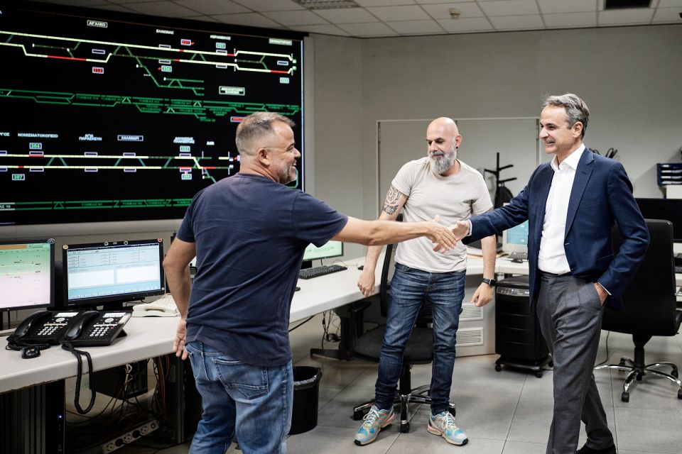 «Κυριάκος Μητσοτάκης: Η Επίσκεψη που Φέρνει Νέα Πνοή στο Μετρό Σύνταγμα με 24ωρη Λειτουργία!» 2 mitsotakis