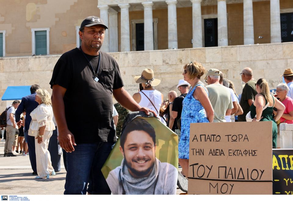 Τραγωδία στα Τέμπη: Πατέρας θύματος σε απεργία πείνας και δίψας έξω από τη Βουλή