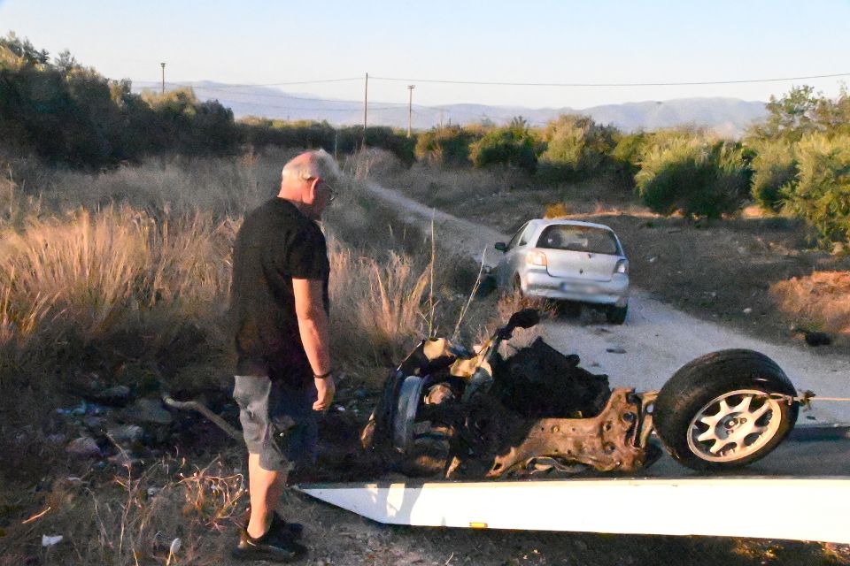 Σοβαρό τροχαίο στην Αργολίδα με δύο τραυματίες – Σμπαράλια τα δύο ΙΧ