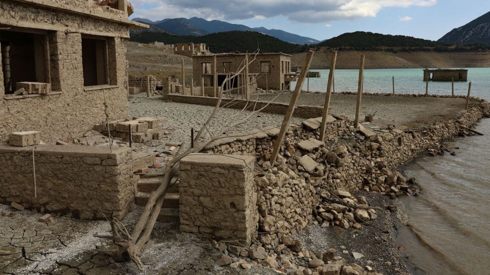 Η παρατεταμένη λειψυδρία «αποκάλυψε» το βυθισμένο χωριό Κάλλιο στη λίμνη του Μόρνου