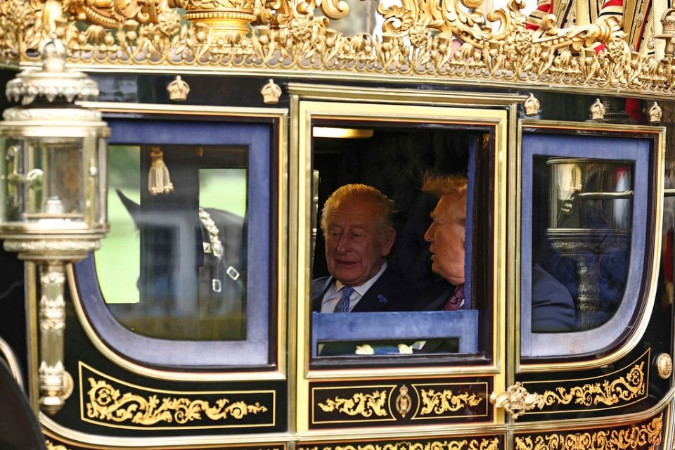 Στο κάστρο του Ουίνδσορ ο Ντόναλντ Τραμπ - Έγινε δεκτός με όλες τις τιμές από τον Κάρολο Trump Britain