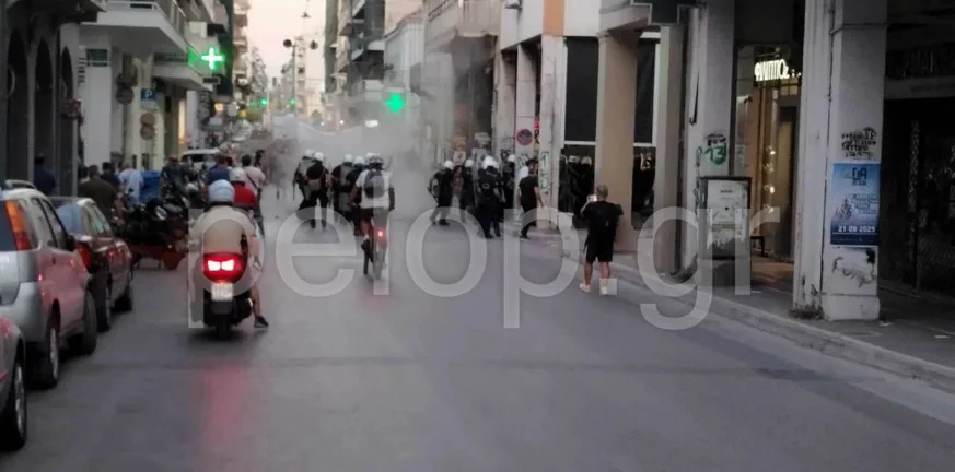 Πάτρα: Επεισόδια και δακρυγόνα στην πορεία μνήμης για τον Παύλο Φύσσα (pic&vid)
