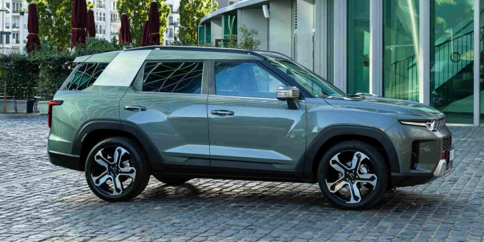 Το νέο KGM Torres Hybrid λειτουργεί σχεδόν πάντα ηλεκτρικά μέσα στην πόλη