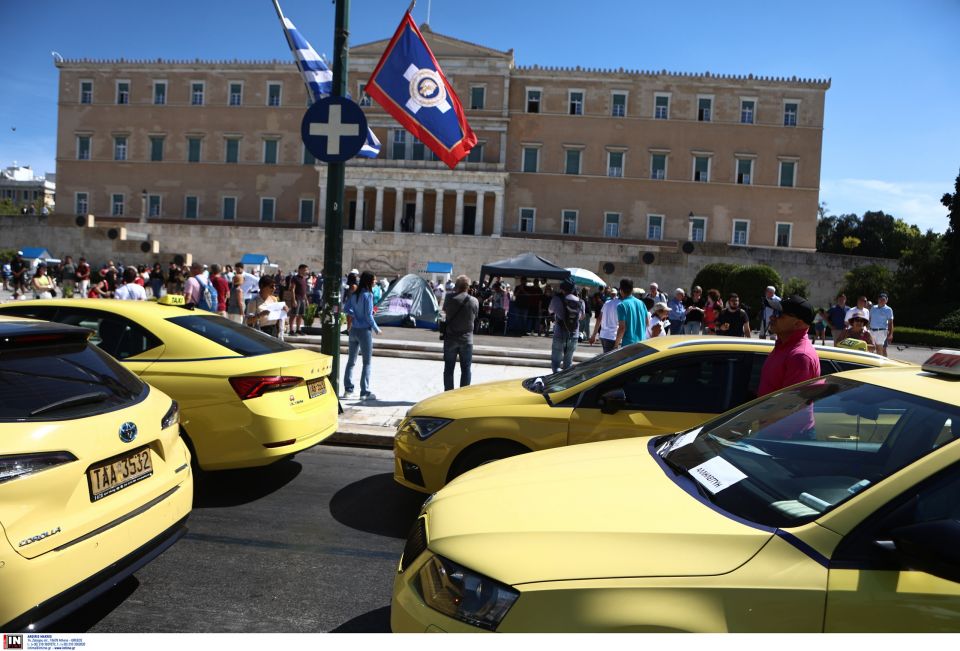 Στο Σύνταγμα με αυτοκινητοπομπή οδηγοί ταξί για στήριξη στον Πάνο Ρούτσι Στο Σύνταγμα με αυτοκινητοπομπή οδηγοί ταξί για στήριξη στον Πάνο Ρούτσι