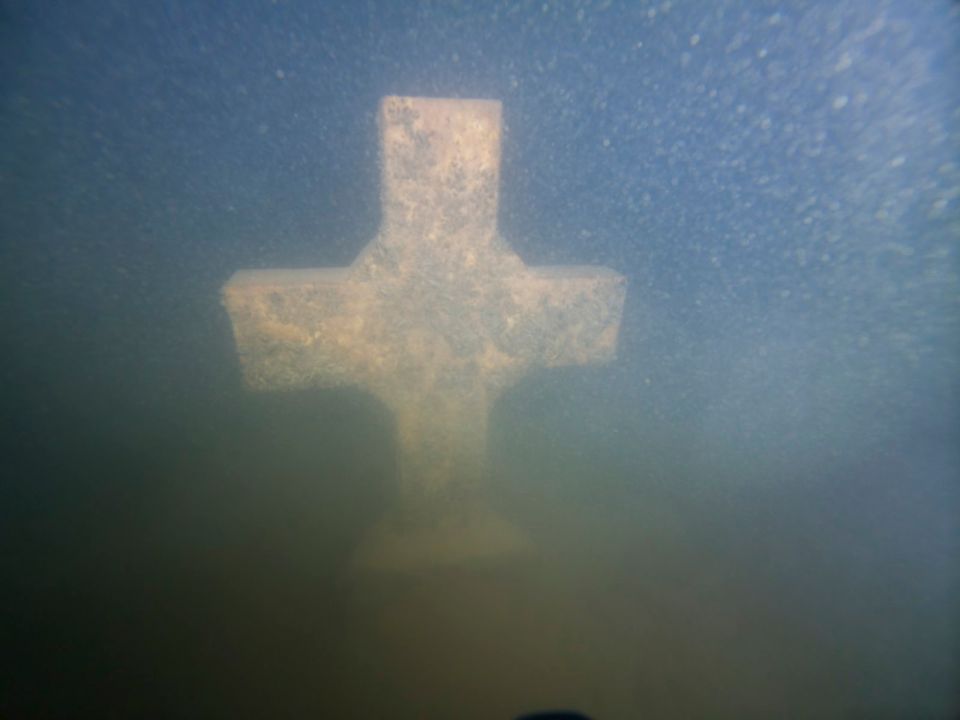 ekklisia kremaston limni