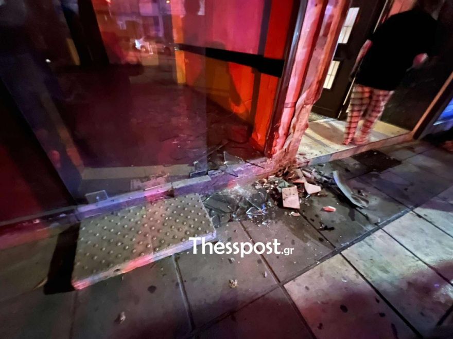Αυτοκίνητο «καρφώθηκε» σε βιτρίνα μαγαζιού στη Θεσσαλονίκη -Τραυματίστηκε ελαφρά ο οδηγός 