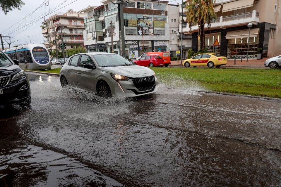 ΝΕΑ ΣΜΥΡΝΗ ΒΡΟΧΗ ΠΛΗΜΜΥΡΙΣΜΕΝΟΙ ΔΡΠΜΟΙ (ΓΙΑΝΝΗΣ ΠΑΜΑΓΟΠΟΥΛΟΣ /EUROKINISSI)
