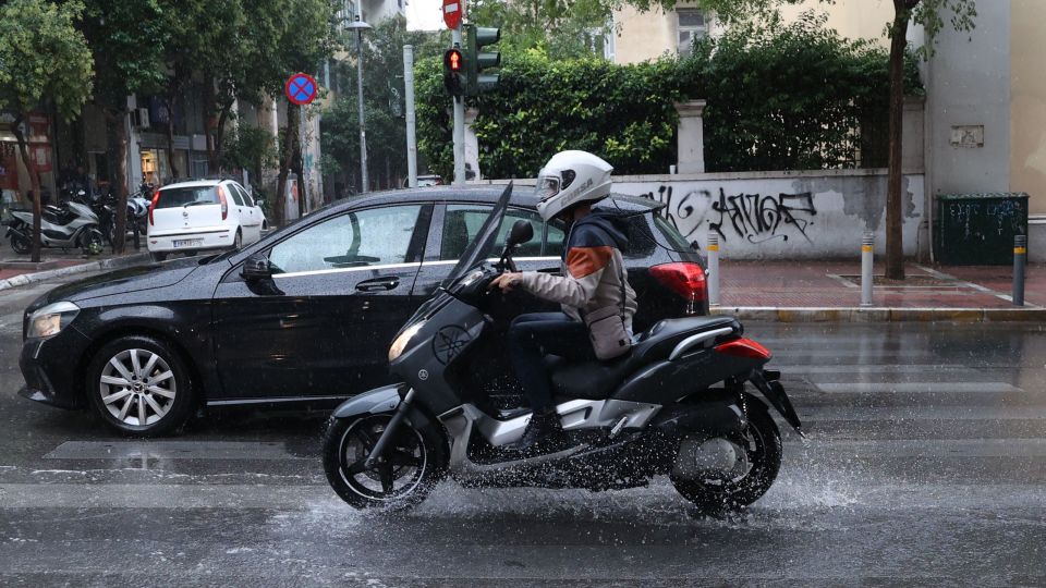 ΥΨΗΛΗ ΒΡΟΧΟΠΤΩΣΗ ΣΤΟ ΚΕΝΤΡΟ ΤΗΣ ΑΘΗΝΑΣ