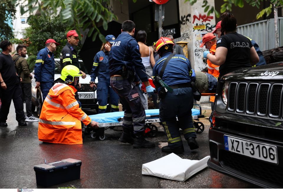 ΠΤΩΣΗ ΔΕΝΔΡΟΥ ΜΕ ΕΝΑΝ ΤΡΑΥΜΑΤΙΑ ΚΑΙ ΥΛΙΚΙΕΣ ΖΗΜΙΕΣ ΣΕ ΟΧΗΜΑΤΑ ΣΤΗ ΣΥΜΒΟΛΗ ΤΩΝ ΟΔΩΝ ΕΜ. ΜΠΕΝΑΚΗ ΚΑΙ ΓΑΜΒΕΤΑ ΣΤΗΝ ΑΘΗΝΑ