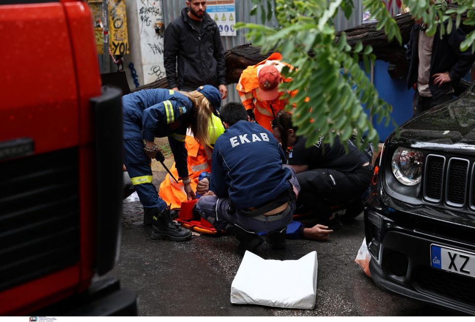 ΠΤΩΣΗ ΔΕΝΔΡΟΥ ΜΕ ΕΝΑΝ ΤΡΑΥΜΑΤΙΑ ΚΑΙ ΥΛΙΚΙΕΣ ΖΗΜΙΕΣ ΣΕ ΟΧΗΜΑΤΑ ΣΤΗ ΣΥΜΒΟΛΗ ΤΩΝ ΟΔΩΝ ΕΜ. ΜΠΕΝΑΚΗ ΚΑΙ ΓΑΜΒΕΤΑ ΣΤΗΝ ΑΘΗΝΑ