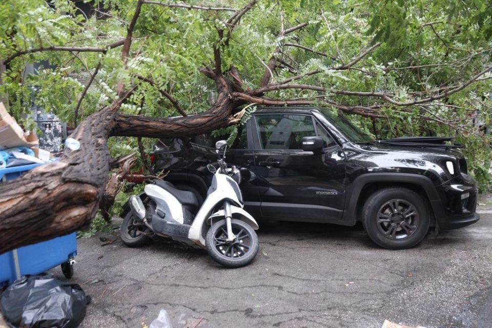 Πού εκδηλώνονται τώρα καταιγίδες και τι αναμένεται τις επόμενες ώρες, για ποιες περιοχές εκδόθηκαν προειδοποιήσεις