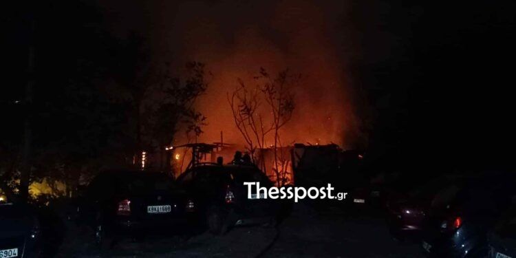 Φωτιά σε εγκαταλελειμμένο οίκημα κοντά σε σπίτια στο κέντρο της Θεσσαλονίκης Φωτιά σε εγκαταλελειμμένο οίκημα κοντά σε σπίτια στο κέντρο της Θεσσαλονίκης