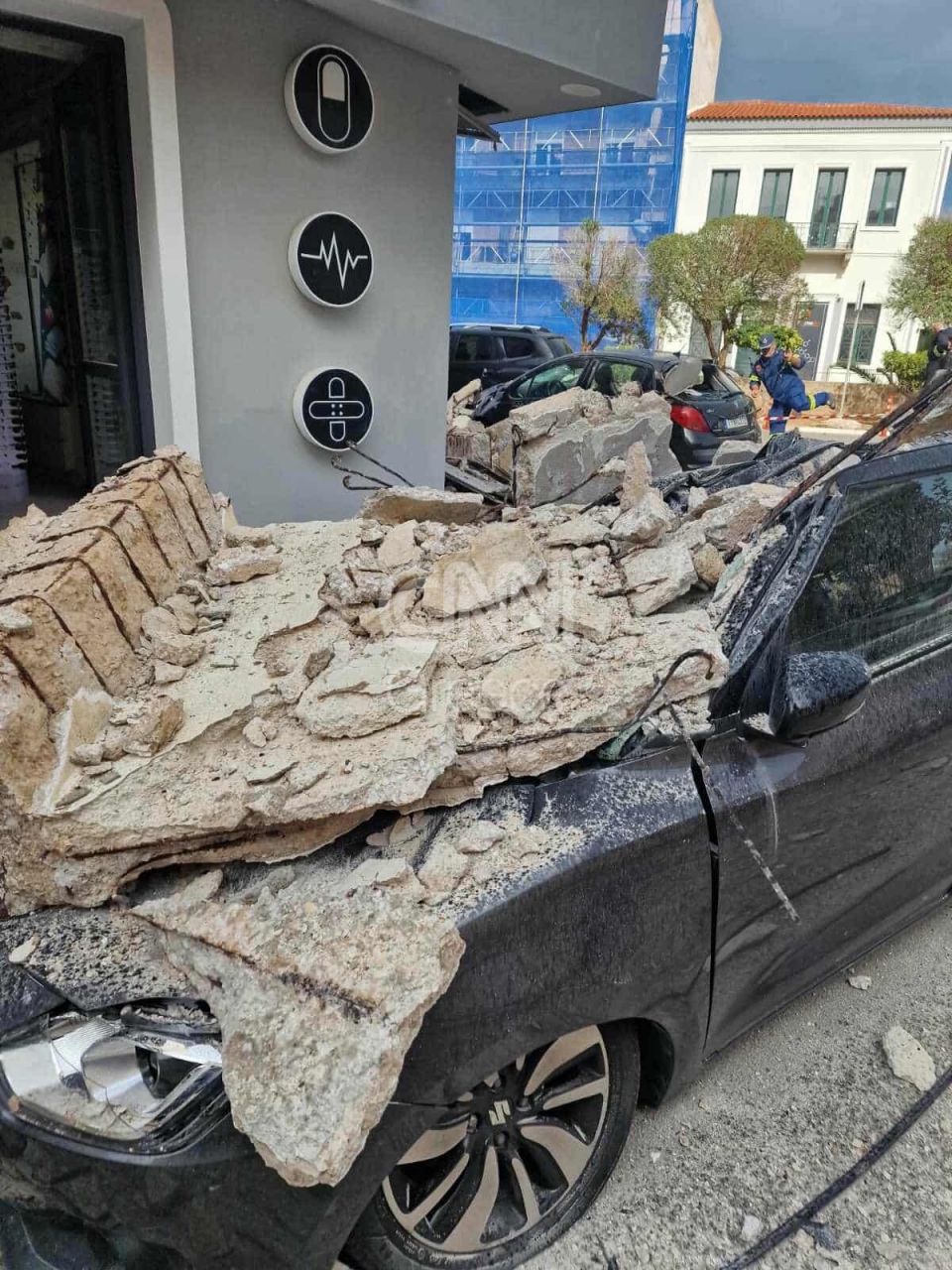 Kατέρρευσε μπαλκόνι κτηρίου στο Λαύριο – Μία γυναίκα με εκδορές, προκλήθηκαν υλικές ζημιές Kατέρρευσε μπαλκόνι κτηρίου στο Λαύριο – Μία γυναίκα με εκδορές, προκλήθηκαν υλικές ζημιές