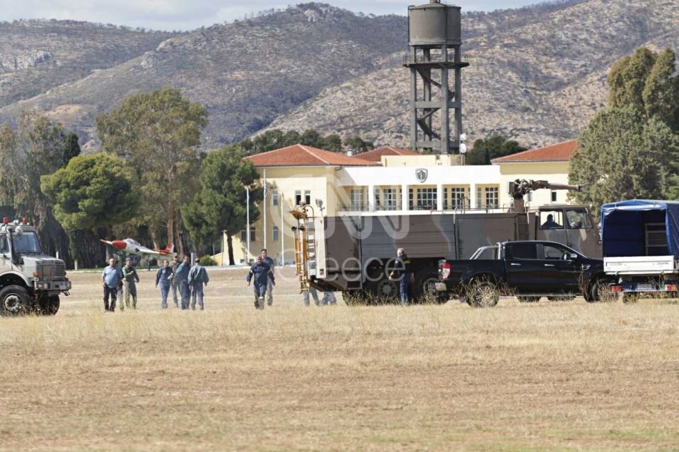 Οι πρώτες φωτογραφίες από το ατύχημα με αεροσκάφος στο Τατόι – Τραυματίστηκαν δύο χειριστές