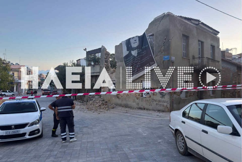 Πύργος: Κτήριο κατέρρευσε πάνω σε σταθμευμένα αυτοκίνητα