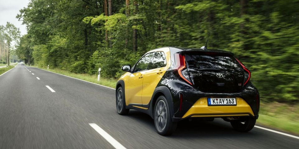 1760771963118-354145293-2026aygo-x-gr-sporthybridmustard-2.jpg