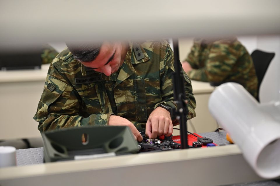 ΕΠΙΣΚΕΨΗ ΥΠΟΥΡΓΟΥ ΕΘΝΙΚΗΣ ΑΜΥΝΑΣ ΝΙΚΟΥ ΔΕΝΔΙΑ ΣΤΟ ΕΡΓΟΣΤΑΣΙΟ ΠΑΡΑΓΩΓΗΣ DRONES (306 EBT) ΣΤΙΣ ΑΧΑΡΝΕΣ (ΓΡ. ΤΥΠΟΥ ΥΠ. ΕΘΝΙΚΗΣ ΑΜΥΝΑΣ/EUROKINISSI)