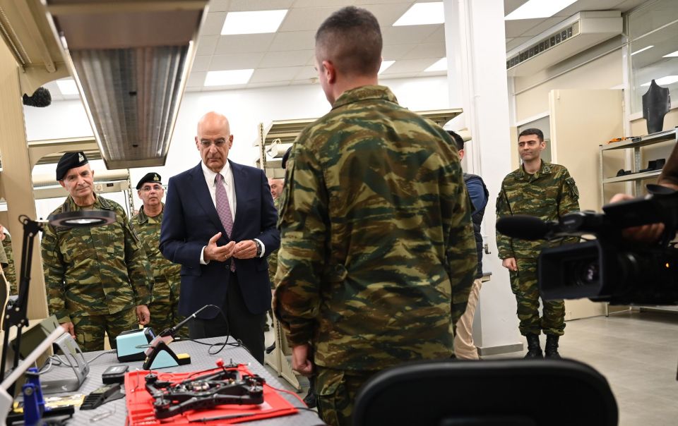ΕΠΙΣΚΕΨΗ ΥΠΟΥΡΓΟΥ ΕΘΝΙΚΗΣ ΑΜΥΝΑΣ ΝΙΚΟΥ ΔΕΝΔΙΑ ΣΤΟ ΕΡΓΟΣΤΑΣΙΟ ΠΑΡΑΓΩΓΗΣ DRONES (306 EBT) ΣΤΙΣ ΑΧΑΡΝΕΣ (ΓΡ. ΤΥΠΟΥ ΥΠ. ΕΘΝΙΚΗΣ ΑΜΥΝΑΣ/EUROKINISSI)