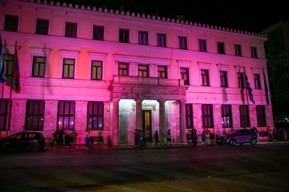 [381396] ΦΩΤΑΓΩΓΗΣΗ ΤΟΥ ΔΗΜΑΡΧΕΙΟΥ ΤΗΣ ΑΘΗΝΑΣ ΤΟΥ ΔΗΜΟΤΙΚΟΥ ΘΕΑΤΡΟΥ ΠΕΙΡΑΙΑ ΚΑΙ ΤΟΥ ΑΓΑΛΜΑΤΟΣ ΤΟΥ ΔΡΟΜΕΑ ΜΕ ΡΟΖ ΧΡΩΜΑ ΣΤΑ ΠΛΑΙΣΙΑ ΤΩΝ ΔΡΑΣΕΩΝ ΕΥΑΙΣΘΗΤΟΠΟΙΗΣΗΣ ΓΙΑ ΤΟΝ ΚΑΡΚΙΝΟ ΤΟΥ ΜΑΣΤΟΥ (ΔΑΝΑΗ ΔΑΥΛΟΠΟΥΛΟΥ/EUROKINISSI)