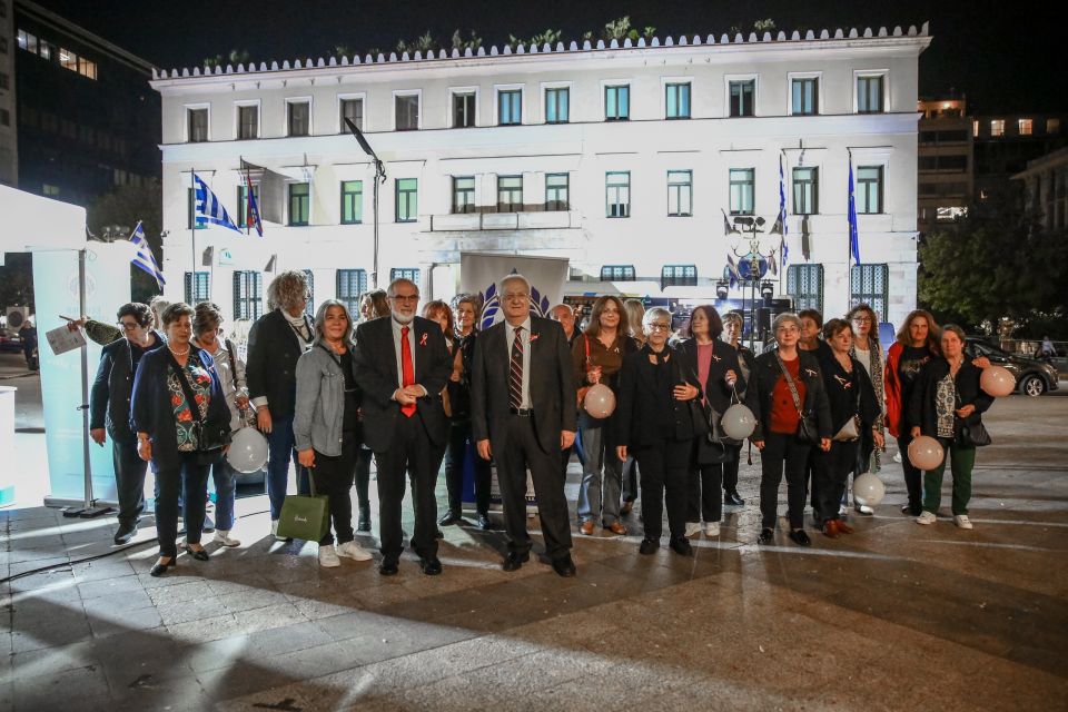 [381396] ΦΩΤΑΓΩΓΗΣΗ ΤΟΥ ΔΗΜΑΡΧΕΙΟΥ ΤΗΣ ΑΘΗΝΑΣ ΤΟΥ ΔΗΜΟΤΙΚΟΥ ΘΕΑΤΡΟΥ ΠΕΙΡΑΙΑ ΚΑΙ ΤΟΥ ΑΓΑΛΜΑΤΟΣ ΤΟΥ ΔΡΟΜΕΑ ΜΕ ΡΟΖ ΧΡΩΜΑ ΣΤΑ ΠΛΑΙΣΙΑ ΤΩΝ ΔΡΑΣΕΩΝ ΕΥΑΙΣΘΗΤΟΠΟΙΗΣΗΣ ΓΙΑ ΤΟΝ ΚΑΡΚΙΝΟ ΤΟΥ ΜΑΣΤΟΥ (ΔΑΝΑΗ ΔΑΥΛΟΠΟΥΛΟΥ/EUROKINISSI)