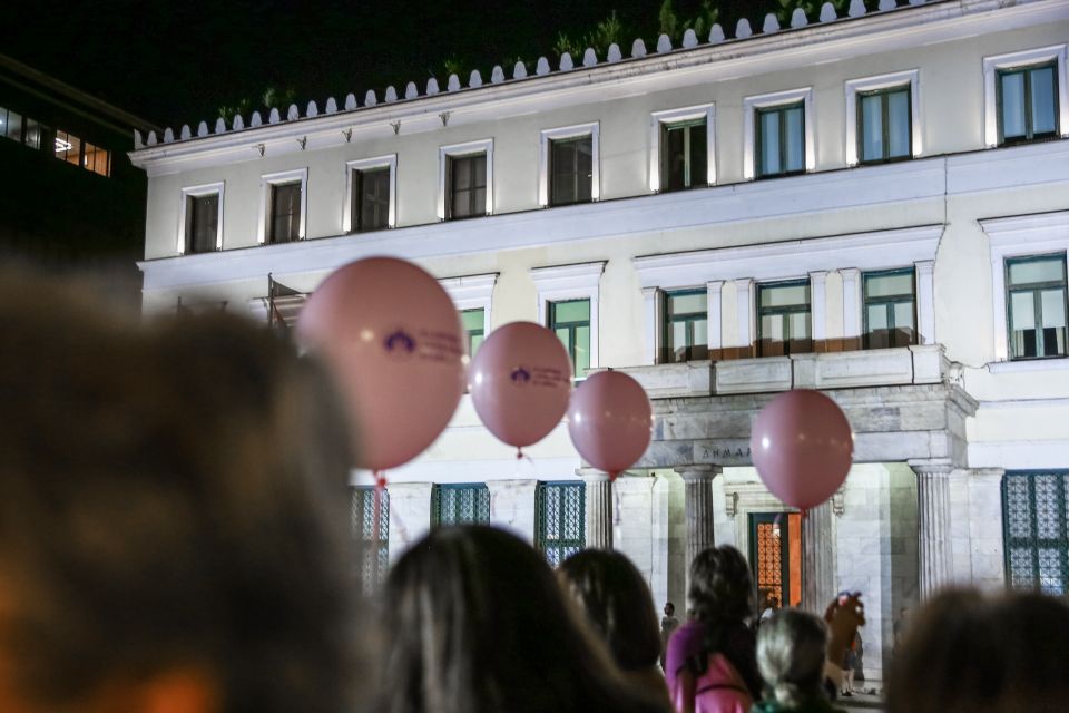 [381396] ΦΩΤΑΓΩΓΗΣΗ ΤΟΥ ΔΗΜΑΡΧΕΙΟΥ ΤΗΣ ΑΘΗΝΑΣ ΤΟΥ ΔΗΜΟΤΙΚΟΥ ΘΕΑΤΡΟΥ ΠΕΙΡΑΙΑ ΚΑΙ ΤΟΥ ΑΓΑΛΜΑΤΟΣ ΤΟΥ ΔΡΟΜΕΑ ΜΕ ΡΟΖ ΧΡΩΜΑ ΣΤΑ ΠΛΑΙΣΙΑ ΤΩΝ ΔΡΑΣΕΩΝ ΕΥΑΙΣΘΗΤΟΠΟΙΗΣΗΣ ΓΙΑ ΤΟΝ ΚΑΡΚΙΝΟ ΤΟΥ ΜΑΣΤΟΥ (ΔΑΝΑΗ ΔΑΥΛΟΠΟΥΛΟΥ/EUROKINISSI)