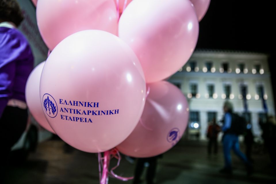 [381396] ΦΩΤΑΓΩΓΗΣΗ ΤΟΥ ΔΗΜΑΡΧΕΙΟΥ ΤΗΣ ΑΘΗΝΑΣ ΤΟΥ ΔΗΜΟΤΙΚΟΥ ΘΕΑΤΡΟΥ ΠΕΙΡΑΙΑ ΚΑΙ ΤΟΥ ΑΓΑΛΜΑΤΟΣ ΤΟΥ ΔΡΟΜΕΑ ΜΕ ΡΟΖ ΧΡΩΜΑ ΣΤΑ ΠΛΑΙΣΙΑ ΤΩΝ ΔΡΑΣΕΩΝ ΕΥΑΙΣΘΗΤΟΠΟΙΗΣΗΣ ΓΙΑ ΤΟΝ ΚΑΡΚΙΝΟ ΤΟΥ ΜΑΣΤΟΥ (ΔΑΝΑΗ ΔΑΥΛΟΠΟΥΛΟΥ/EUROKINISSI)