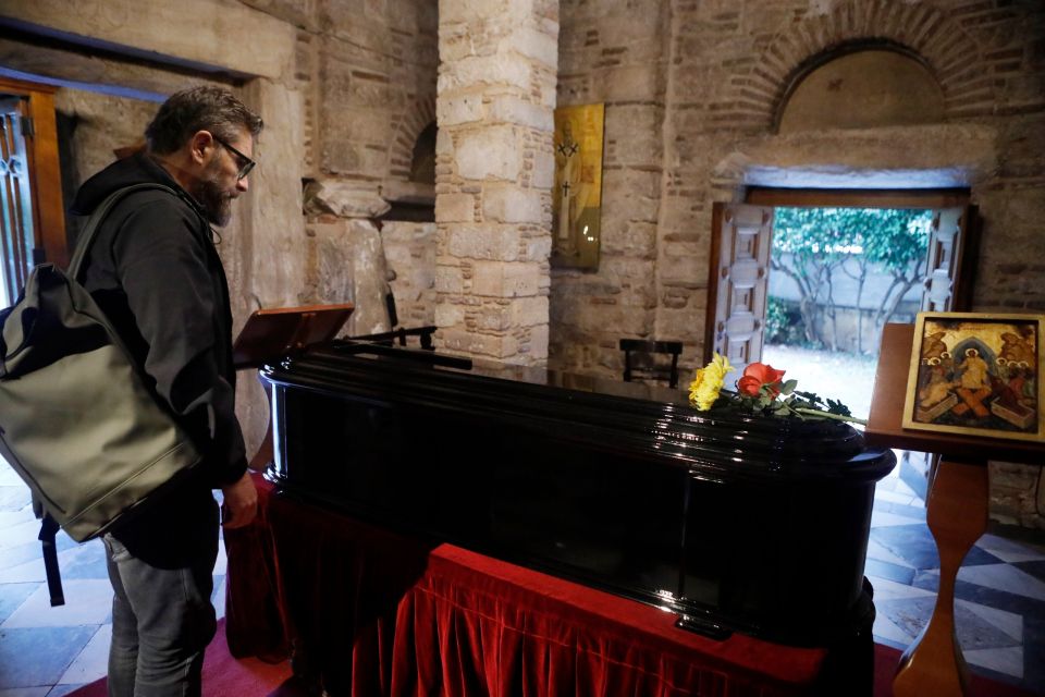 Σε λαϊκό προσκύνημα η σορός του Διονύση Σαββόπουλου στο παρεκκλήσι της Μητρόπολης Αθηνών Σε λαϊκό προσκύνημα η σορός του Διονύση Σαββόπουλου στο παρεκκλήσι της Μητρόπολης Αθηνών