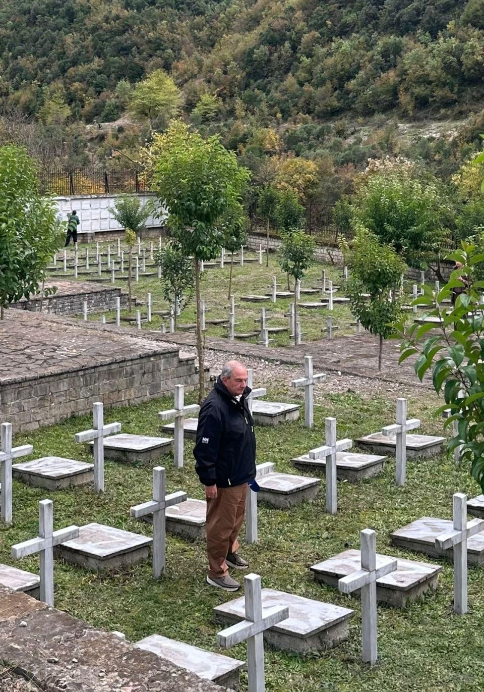 Φόρο τιμής στα μνημεία πεσόντων Ελλήνων στη Βόρεια Ήπειρο απέτισε ο πρώην πρωθυπουργός Κ. Καραμανλής Φόρο τιμής στα μνημεία πεσόντων Ελλήνων στη Βόρεια Ήπειρο απέτισε ο πρώην πρωθυπουργός Κ. Καραμανλής