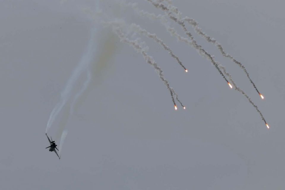 stratiotiki parelasi f-16