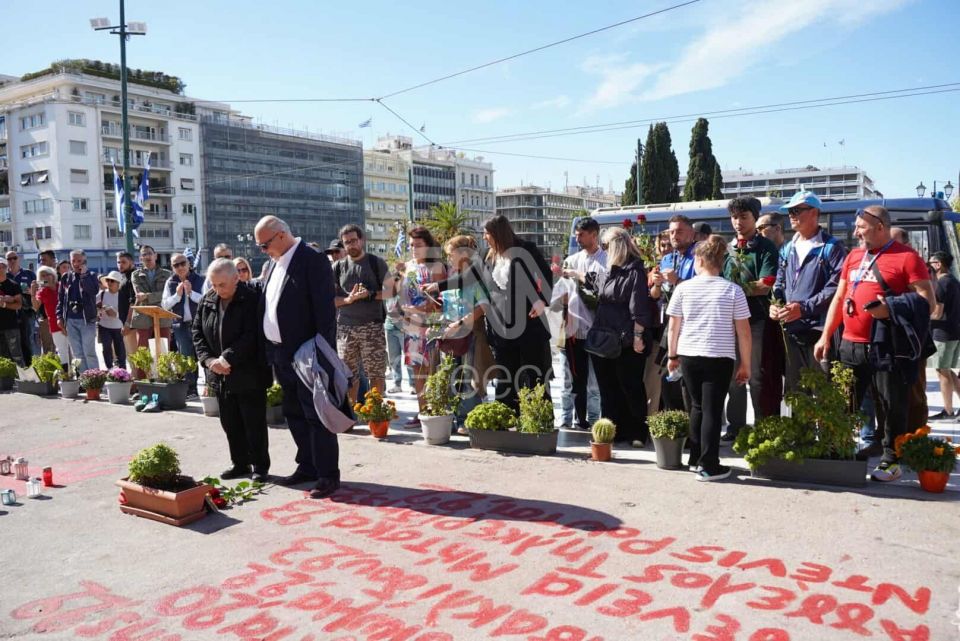 Πολίτες και συγγενείς των θυμάτων των Τεμπών κατέθεσαν λουλούδια στο μνημείο στο Σύνταγμα Πολίτες και συγγενείς των θυμάτων των Τεμπών κατέθεσαν λουλούδια στο μνημείο στο Σύνταγμα