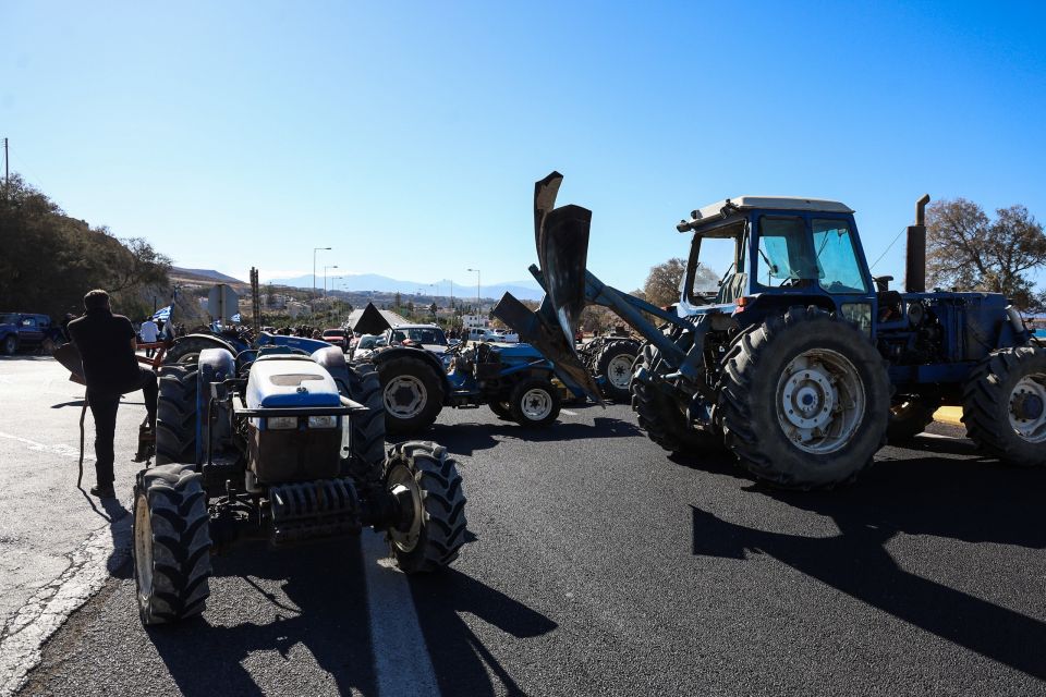 Αγρότες και κτηνοτρόφοι απέκλεισαν τον ΒΟΑΚ στην Κρήτη – Ετοιμάζουν μπλόκο 10 ημερών