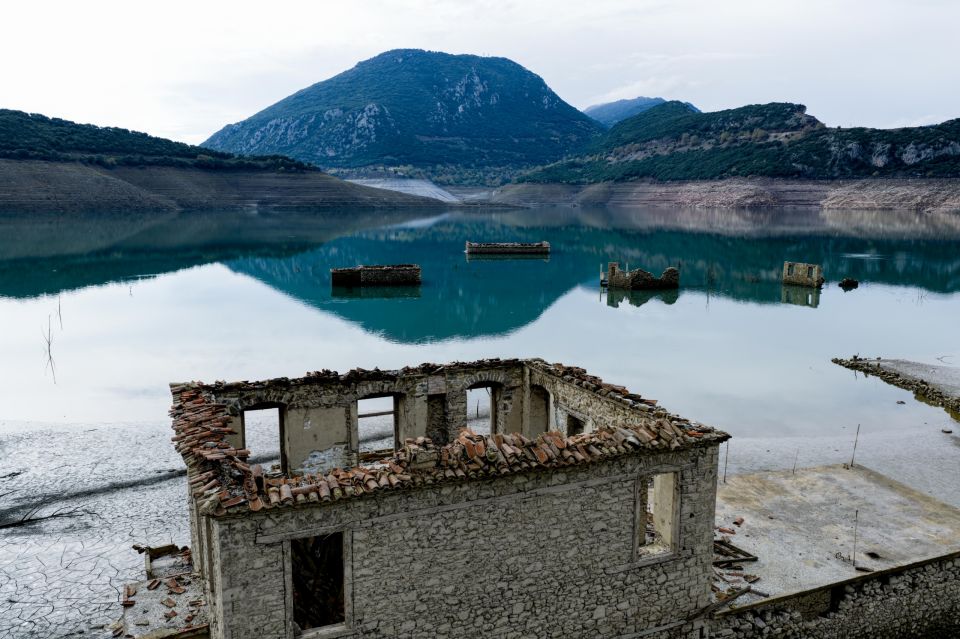 ΠΑΡΑ ΤΙΣ ΒΡΟΧΟΠΤΩΣΕΙΣ Η ΛΙΜΝΗ ΤΟΥ ΦΡΑΓΜΑΤΟΣ ΤΟΥ ΜΟΡΝΟΥ ΑΠΟ ΤΟ ΟΠΟΙΟ ΕΞΑΣΦΑΛΙΖΕΙ ΤΗΝ ΠΑΡΟΧΗ ΝΕΡΟΥ Η ΑΘΗΝΑ ΒΡΙΣΚΕΤΑΙ ΣΕ ΧΑΜΗΛΑ ΕΠΙΠΕΔΑ. ΛΗΨΗ ΜΕ DRONE. ΦΩΤΟΓΡΑΦΙΑ ΑΝΤΩΝΗΣ ΝΙΚΟΛΟΠΟΥΛΟΣ/EUROKINISSI