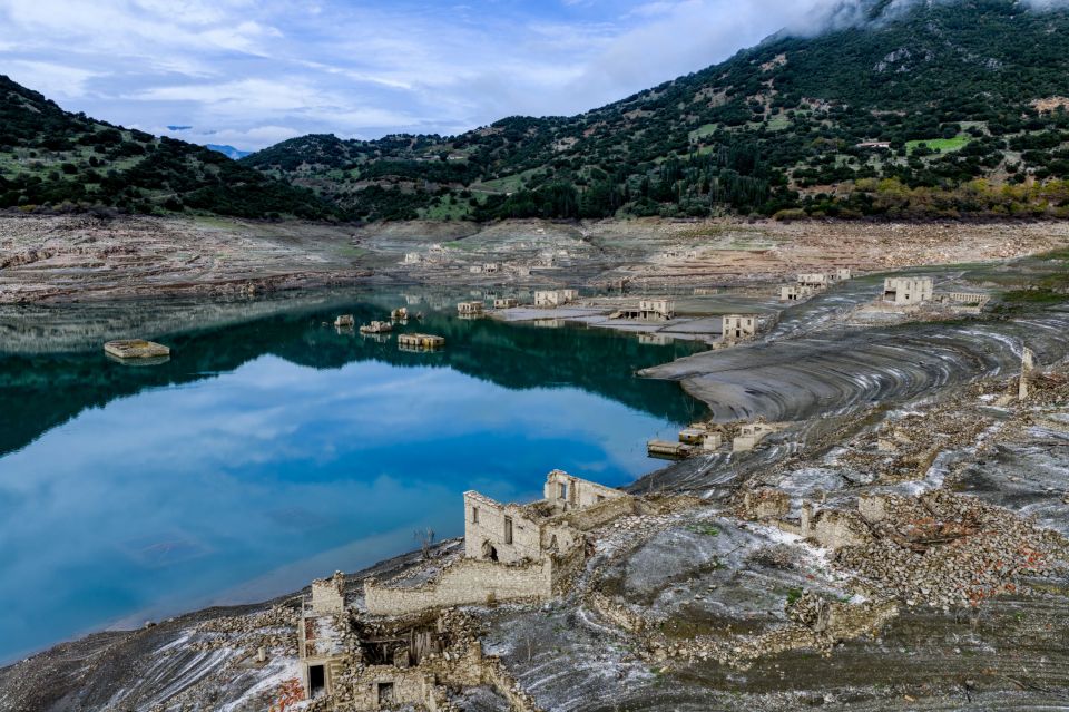 ΠΑΡΑ ΤΙΣ ΒΡΟΧΟΠΤΩΣΕΙΣ Η ΛΙΜΝΗ ΤΟΥ ΦΡΑΓΜΑΤΟΣ ΤΟΥ ΜΟΡΝΟΥ ΑΠΟ ΤΟ ΟΠΟΙΟ ΕΞΑΣΦΑΛΙΖΕΙ ΤΗΝ ΠΑΡΟΧΗ ΝΕΡΟΥ Η ΑΘΗΝΑ ΒΡΙΣΚΕΤΑΙ ΣΕ ΧΑΜΗΛΑ ΕΠΙΠΕΔΑ. ΛΗΨΗ ΜΕ DRONE. ΦΩΤΟΓΡΑΦΙΑ ΑΝΤΩΝΗΣ ΝΙΚΟΛΟΠΟΥΛΟΣ/EUROKINISSI