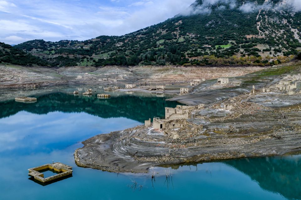 ΠΑΡΑ ΤΙΣ ΒΡΟΧΟΠΤΩΣΕΙΣ Η ΛΙΜΝΗ ΤΟΥ ΦΡΑΓΜΑΤΟΣ ΤΟΥ ΜΟΡΝΟΥ ΑΠΟ ΤΟ ΟΠΟΙΟ ΕΞΑΣΦΑΛΙΖΕΙ ΤΗΝ ΠΑΡΟΧΗ ΝΕΡΟΥ Η ΑΘΗΝΑ ΒΡΙΣΚΕΤΑΙ ΣΕ ΧΑΜΗΛΑ ΕΠΙΠΕΔΑ. ΛΗΨΗ ΜΕ DRONE. ΦΩΤΟΓΡΑΦΙΑ ΑΝΤΩΝΗΣ ΝΙΚΟΛΟΠΟΥΛΟΣ/EUROKINISSI