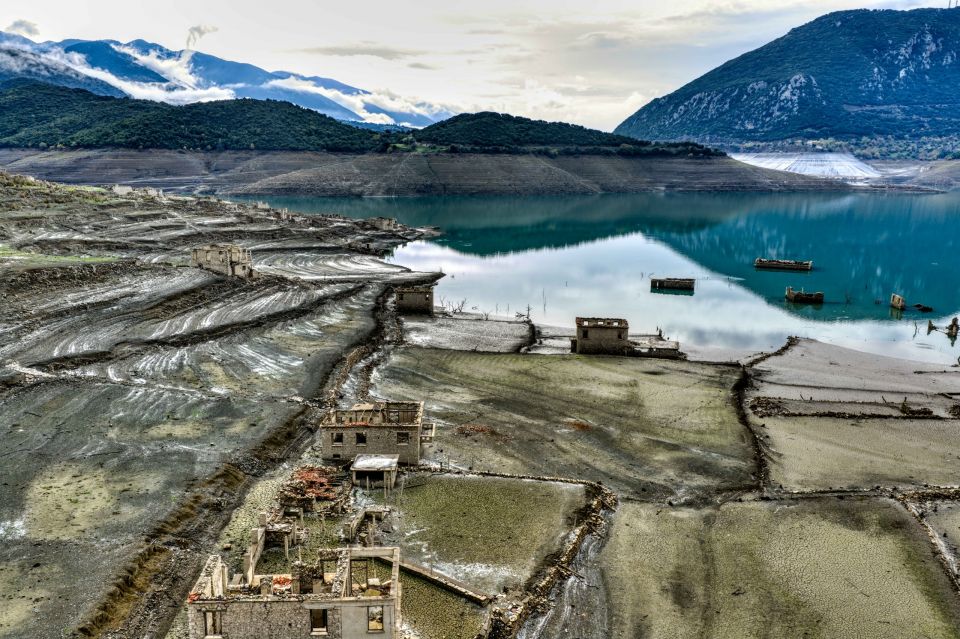 ΠΑΡΑ ΤΙΣ ΒΡΟΧΟΠΤΩΣΕΙΣ Η ΛΙΜΝΗ ΤΟΥ ΦΡΑΓΜΑΤΟΣ ΤΟΥ ΜΟΡΝΟΥ ΑΠΟ ΤΟ ΟΠΟΙΟ ΕΞΑΣΦΑΛΙΖΕΙ ΤΗΝ ΠΑΡΟΧΗ ΝΕΡΟΥ Η ΑΘΗΝΑ ΒΡΙΣΚΕΤΑΙ ΣΕ ΧΑΜΗΛΑ ΕΠΙΠΕΔΑ. ΛΗΨΗ ΜΕ DRONE. ΦΩΤΟΓΡΑΦΙΑ ΑΝΤΩΝΗΣ ΝΙΚΟΛΟΠΟΥΛΟΣ/EUROKINISSI