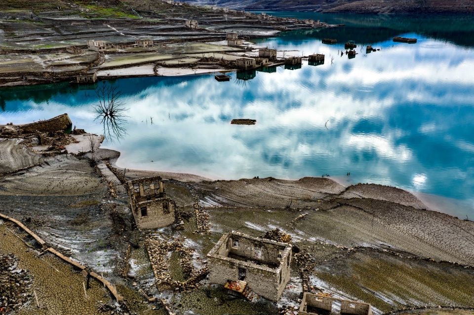 ΠΑΡΑ ΤΙΣ ΒΡΟΧΟΠΤΩΣΕΙΣ Η ΛΙΜΝΗ ΤΟΥ ΦΡΑΓΜΑΤΟΣ ΤΟΥ ΜΟΡΝΟΥ ΑΠΟ ΤΟ ΟΠΟΙΟ ΕΞΑΣΦΑΛΙΖΕΙ ΤΗΝ ΠΑΡΟΧΗ ΝΕΡΟΥ Η ΑΘΗΝΑ ΒΡΙΣΚΕΤΑΙ ΣΕ ΧΑΜΗΛΑ ΕΠΙΠΕΔΑ. ΛΗΨΗ ΜΕ DRONE. ΦΩΤΟΓΡΑΦΙΑ ΑΝΤΩΝΗΣ ΝΙΚΟΛΟΠΟΥΛΟΣ/EUROKINISSI