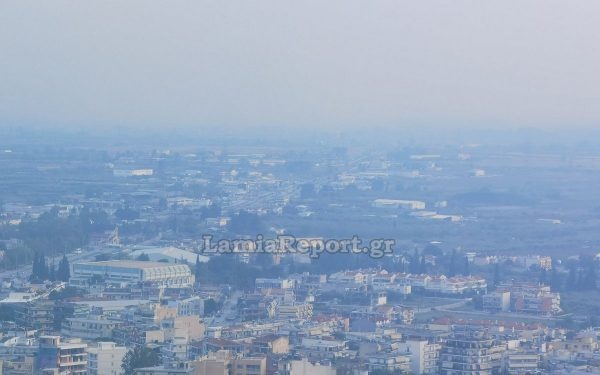 Πνίγηκε από τους καπνούς η Λαμία από τη μαζική καύση υπολειμμάτων καλλιεργειών