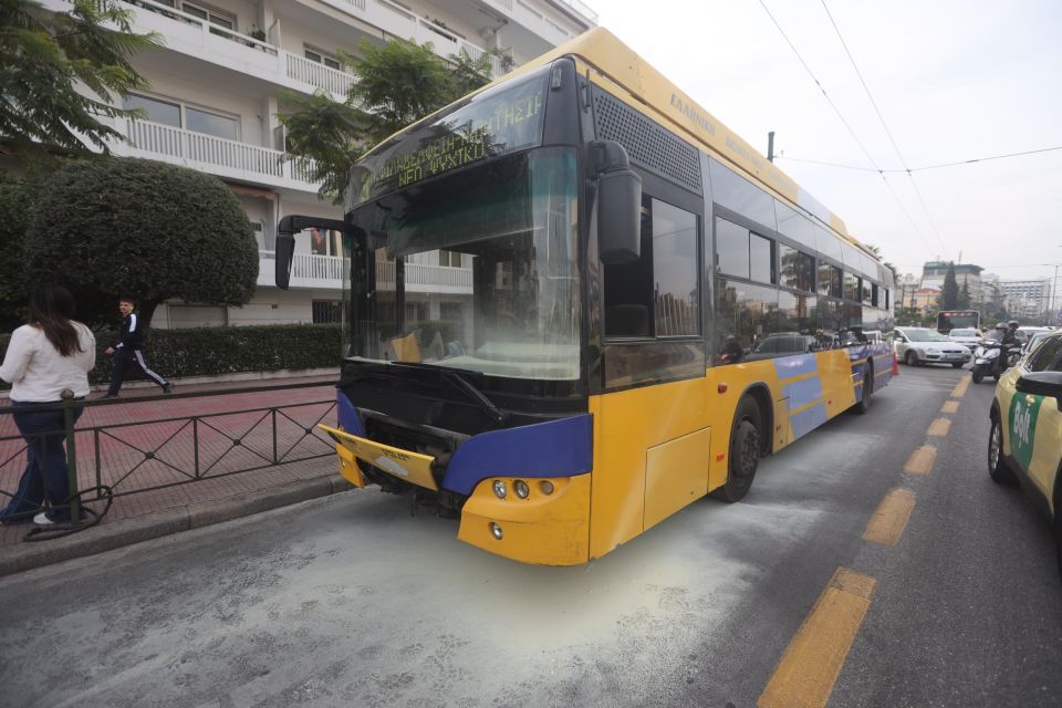 [381710] ΠΥΡΚΑΓΙΑ ΣΕ ΤΡΟΛΕΪ ΣΤΗΝ ΑΘΗΝΑ (ΓΙΑΝΝΗΣ ΠΑΝΑΓΟΠΟΥΛΟΣ/EUROKINISSI)