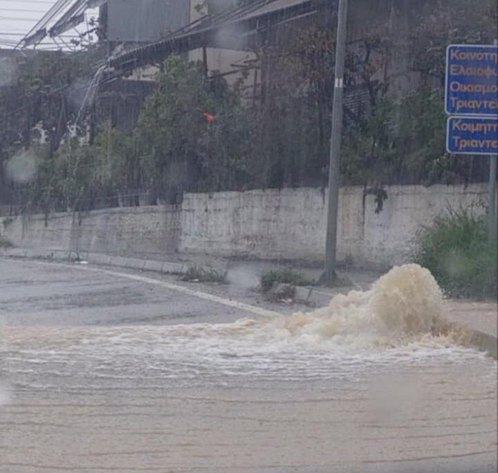 Πλημμυρισμένοι δρόμοι στο Αγρίνιο