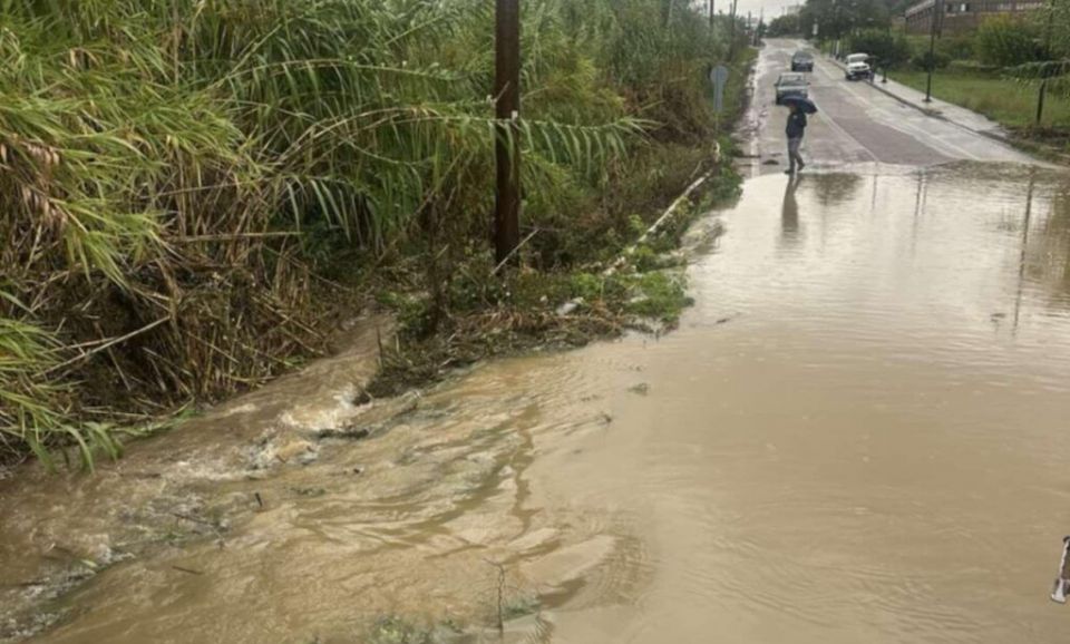 Πλημμυρισμένοι δρόμοι στο Αγρίνιο