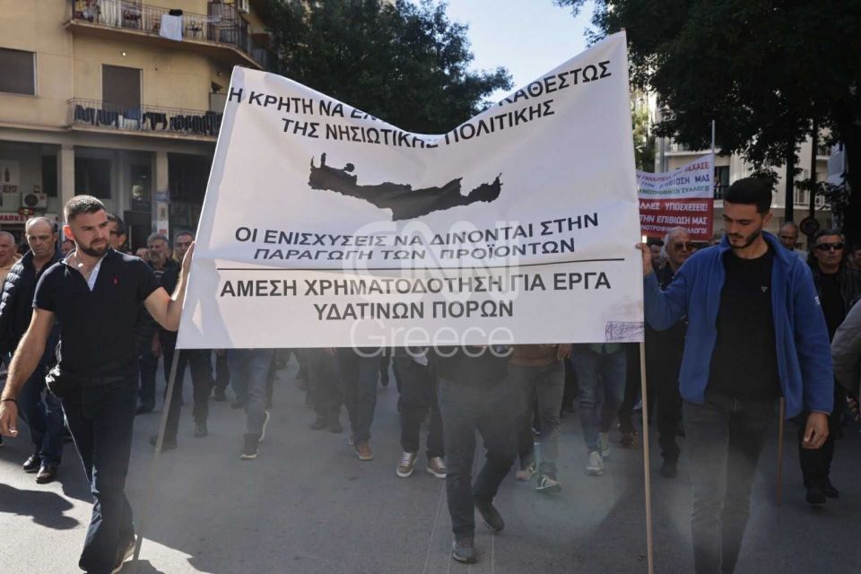 Με πανό «σώστε την κτηνοτροφία» οι αγρότες έξω από το υπουργείο Αγροτικής Ανάπτυξης