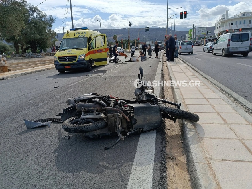 Τροχαίο στα Χανιά: Αναβάτης μηχανής έπεσε σε παρμπρίζ αυτοκινήτου – Ένας τραυματίας
