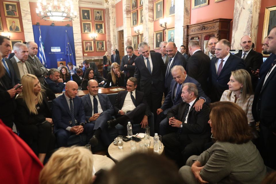 [382029] ΣΥΝΑΝΤΗΣΗ ΤΟΥ ΠΡΩΘΥΠΟΥΡΓΟΥ ΚΥΡΙΑΚΟΥ ΜΗΤΣΟΤΑΚΗ ΜΕ ΒΟΥΛΕΥΤΕΣ ΤΗΣ ΝΔ ΣΤΟ ΕΝΤΕΥΚΤΗΡΙΟ ΤΗΣ ΒΟΥΛΗΣ (ΓΙΑΝΝΗΣ ΠΑΝΑΓΟΠΟΥΛΟΣ/EUROKINISSI)