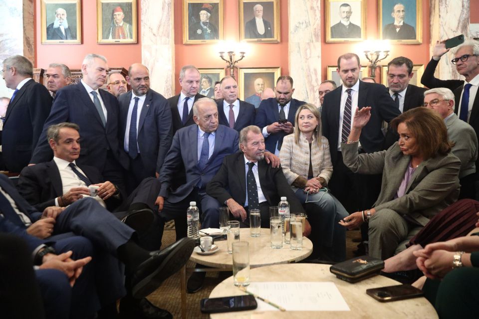 [382029] ΣΥΝΑΝΤΗΣΗ ΤΟΥ ΠΡΩΘΥΠΟΥΡΓΟΥ ΚΥΡΙΑΚΟΥ ΜΗΤΣΟΤΑΚΗ ΜΕ ΒΟΥΛΕΥΤΕΣ ΤΗΣ ΝΔ ΣΤΟ ΕΝΤΕΥΚΤΗΡΙΟ ΤΗΣ ΒΟΥΛΗΣ (ΓΙΑΝΝΗΣ ΠΑΝΑΓΟΠΟΥΛΟΣ/EUROKINISSI)