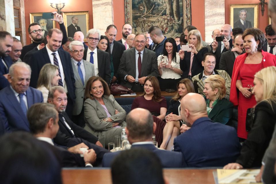 [382029] ΣΥΝΑΝΤΗΣΗ ΤΟΥ ΠΡΩΘΥΠΟΥΡΓΟΥ ΚΥΡΙΑΚΟΥ ΜΗΤΣΟΤΑΚΗ ΜΕ ΒΟΥΛΕΥΤΕΣ ΤΗΣ ΝΔ ΣΤΟ ΕΝΤΕΥΚΤΗΡΙΟ ΤΗΣ ΒΟΥΛΗΣ (ΓΙΑΝΝΗΣ ΠΑΝΑΓΟΠΟΥΛΟΣ/EUROKINISSI)