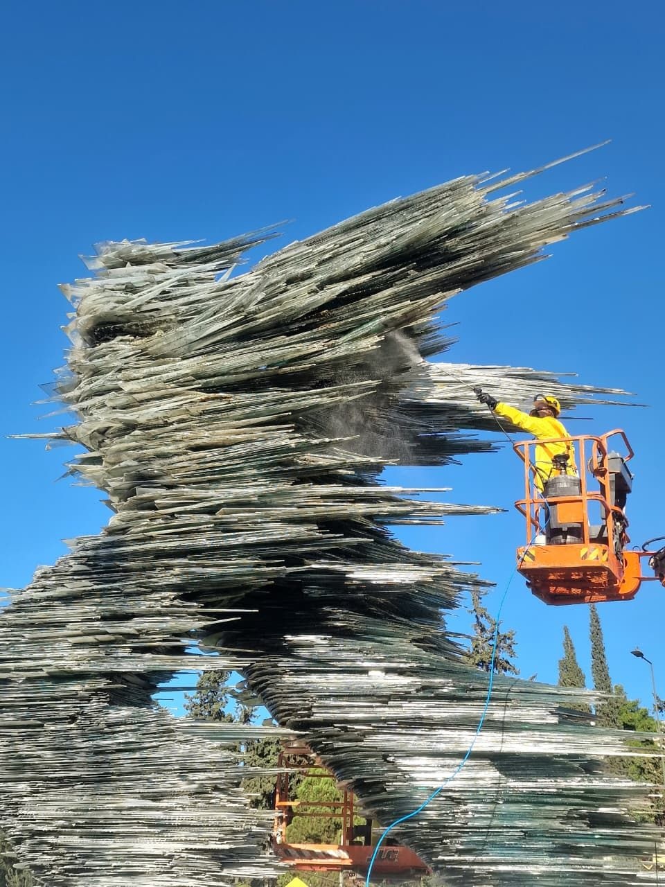 Καθαρίστηκε ο εμβληματικός «Δρομέας» – Δούκας: «Διατηρούμε τα μνημεία λαμπερά, είναι η ιστορία μας»