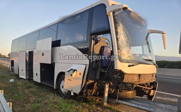 Τουριστικό λεωφορείο έπεσε σε μπάρες μετά από τρελή πορεία – Έξι τραυματίες στο νοσοκομείο